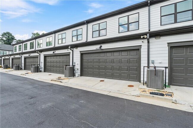 Building Photo - 2410 Lakeshore Ln