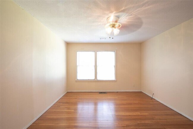 Building Photo - 1811 E 39th St
