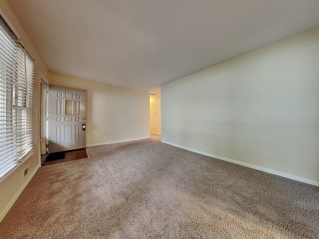 Building Photo - 4 bed 2 bath in Fishers!