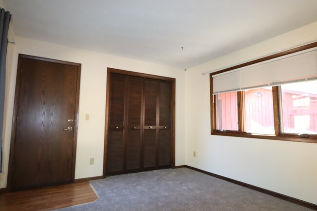 Building Photo - Spacious 3 Bedroom Duplex