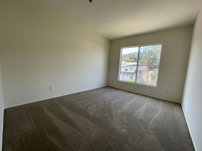 Building Photo - Top-Floor large condo on tree-lined street