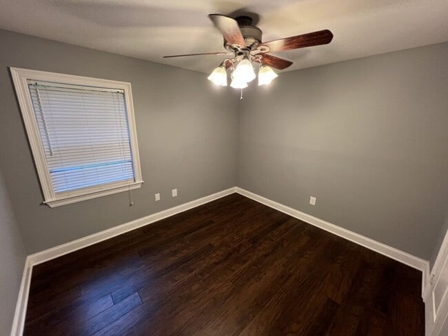 Building Photo - Must See!  Trendy 3 bedroom, 2 bath home i...