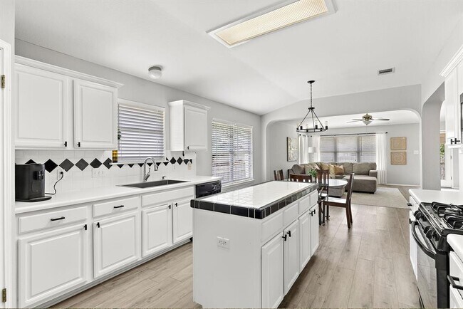 Building Photo - 1202 Highland Dr