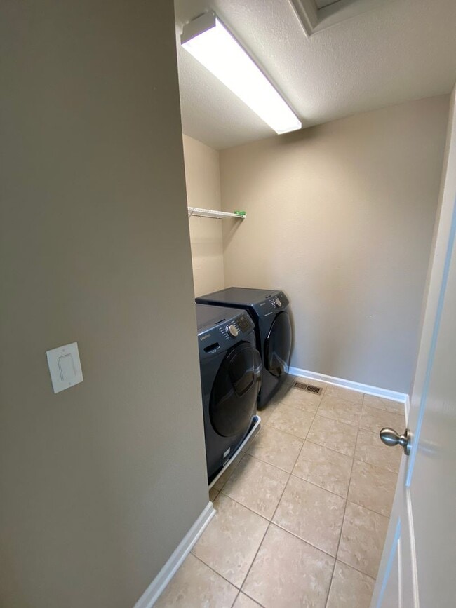 Building Photo - Lovely 4 Bedroom/3 Bathroom Erie Home - Available June!!