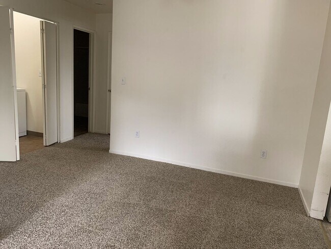 Building Photo - COMING SOON! Spacious Reno condo! Balcony, pool & more!!!