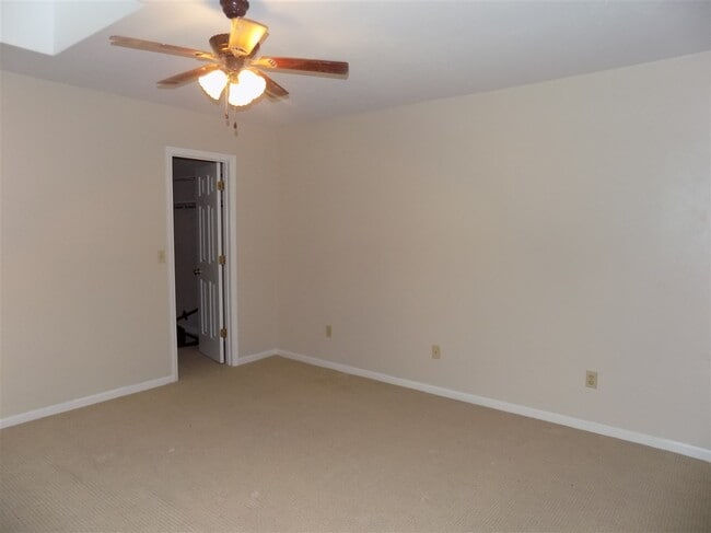 Building Photo - 806 Jamestown Ct