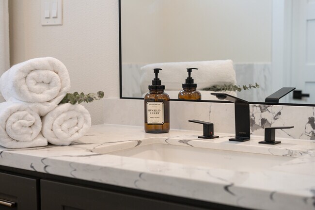 Building Photo - 913 Thompson St