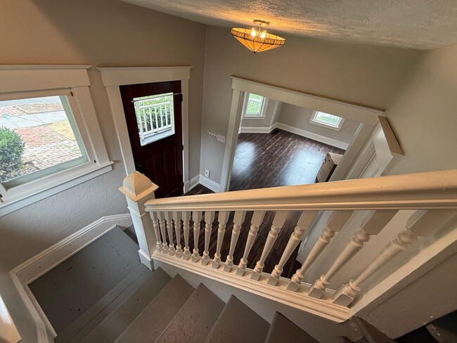 Building Photo - Elegant 2 Bed, 1 Bath Home on South Hill!