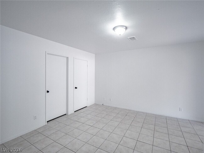 Building Photo - 825 Hedge Way
