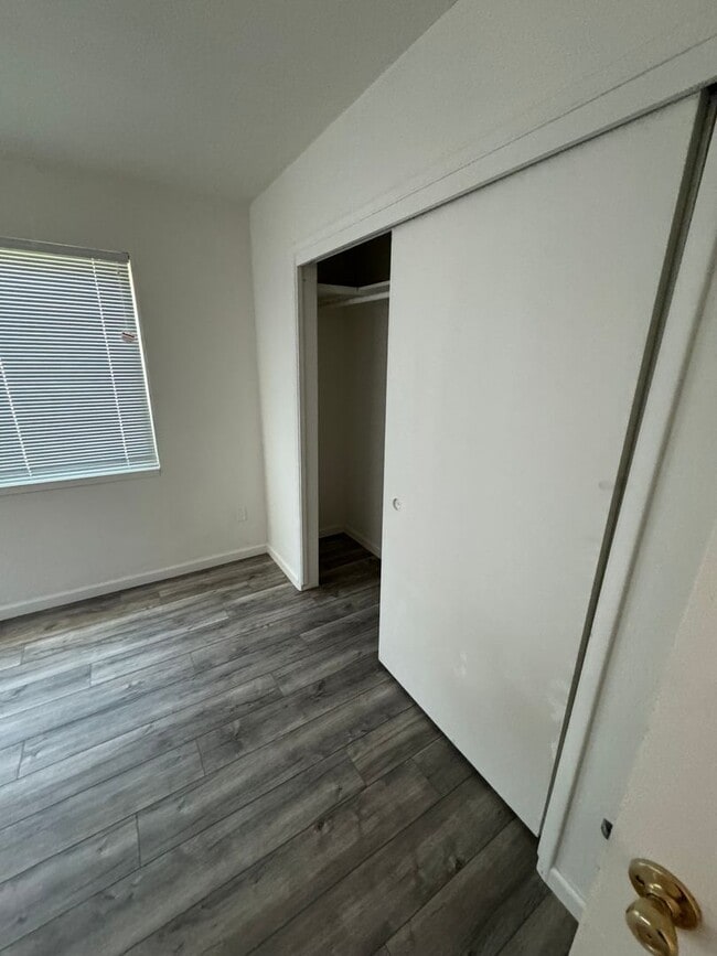 Building Photo - Cherokee Lane 1507-1509