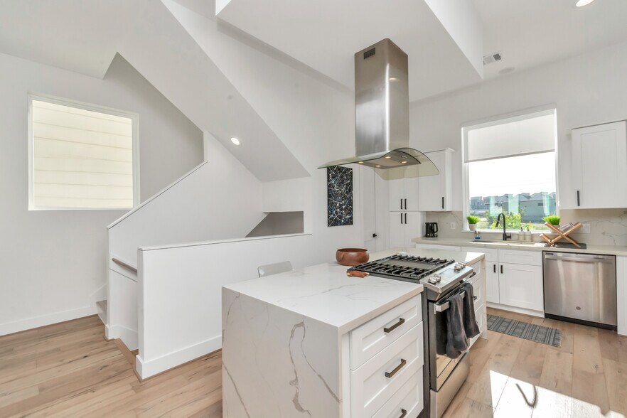 Kitchen - 1815 Elite Dr