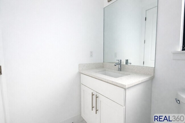 Building Photo - 966-968 Countess Ave