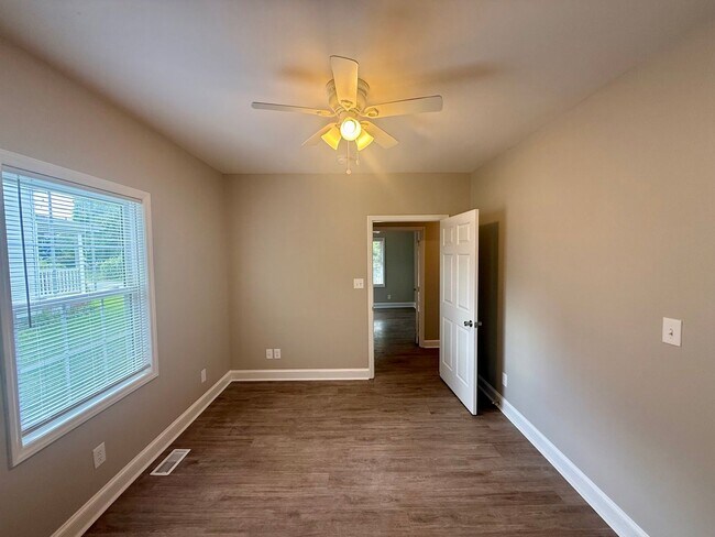Building Photo - Three bedroom, 2.5 bath house in Graham
