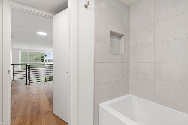 Building Photo - Eastlake Loft Condominium