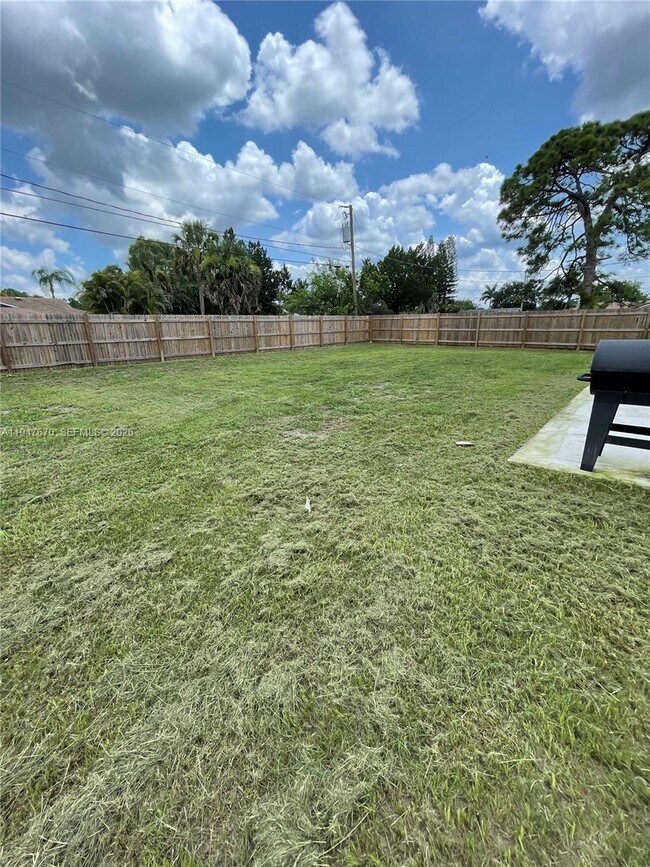 Building Photo - 982 SW Commonwealth Rd