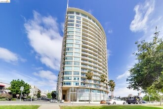 Building Photo - 1 Lakeside Dr