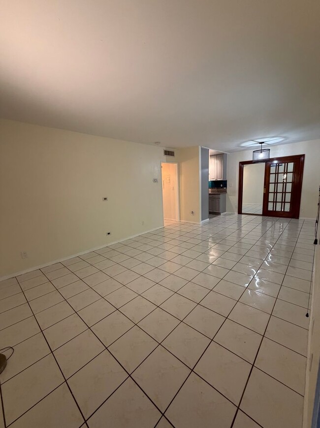 Building Photo - 3 Bedrooms and 3 baths condo unit in the heart of Sherman Oaks.