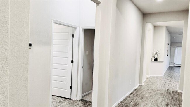 Building Photo - 212 Rollingwood Dr
