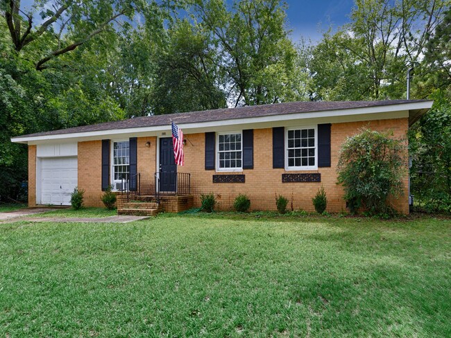 Building Photo - Newly renovated 3 bed/2 bath brick home - ...