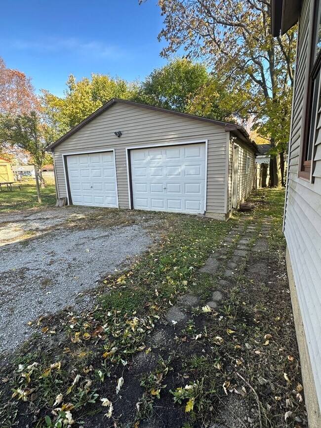 Building Photo - 3 Bedroom Single Family Home Available in August
