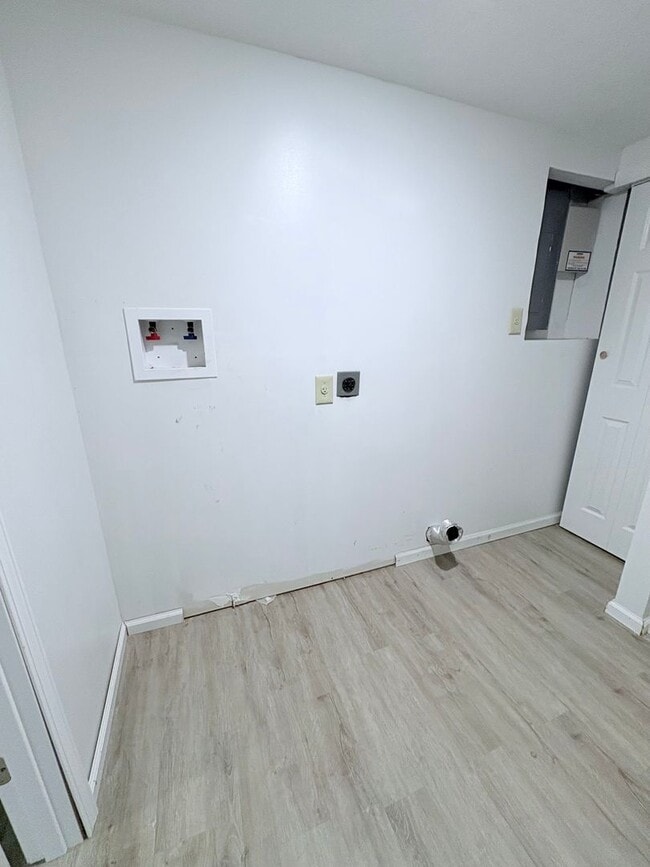 Building Photo - 4BR w/ Deck Near Blacklick Woods