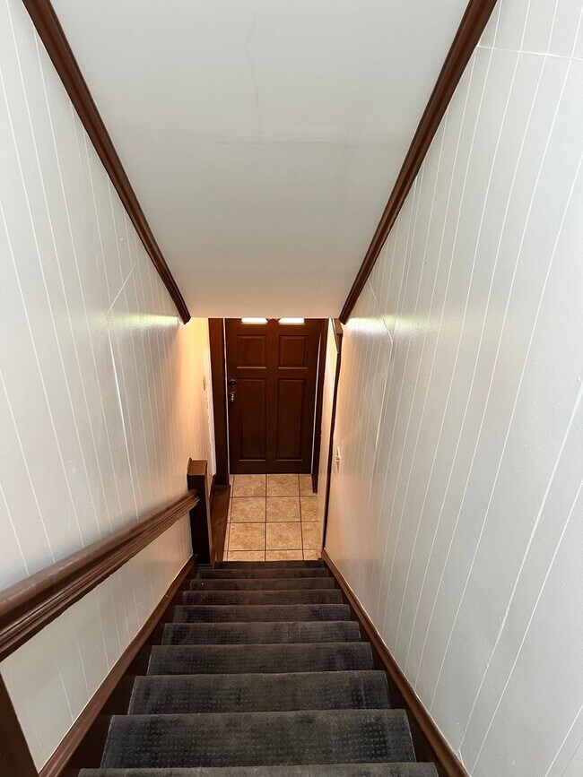 Building Photo - 3 Bedroom Apartment Available w/ 2 car garage