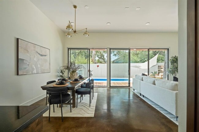 Building Photo - 2017 Kinney Ave