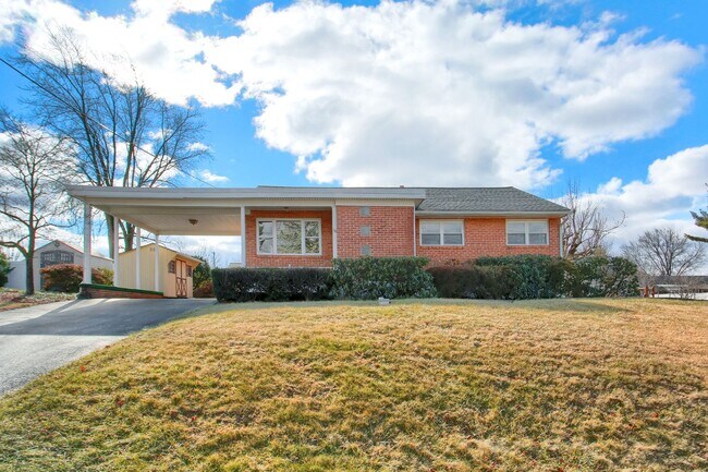 Building Photo - 3 bed 1 bath Updated Rancher For Rent