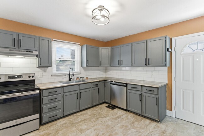 Building Photo - 900 Kingland Ave