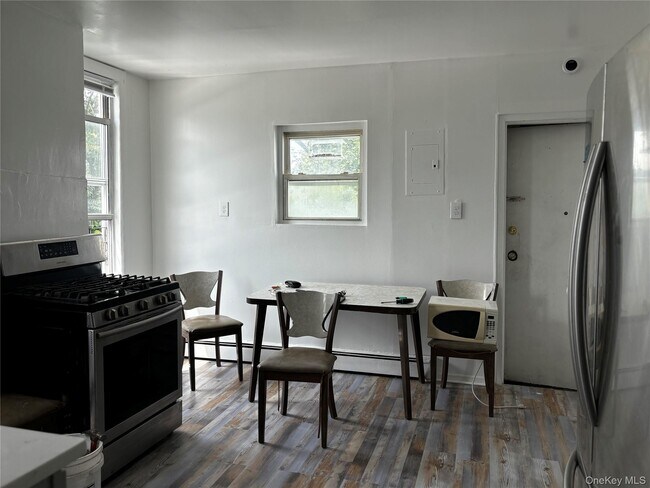Building Photo - 79 Ravine Ave