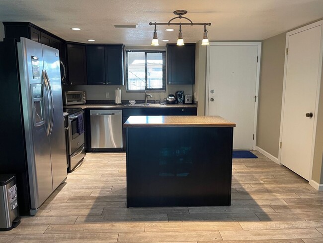 Building Photo - Available May 1st, 2026! Furnished, ground floor unit!