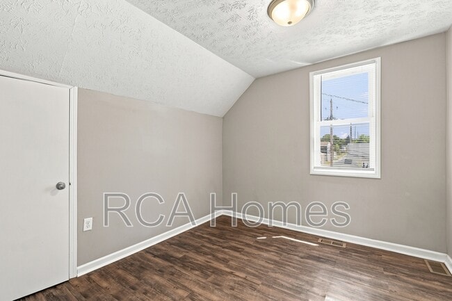 Building Photo - 1013 E Legrande Ave