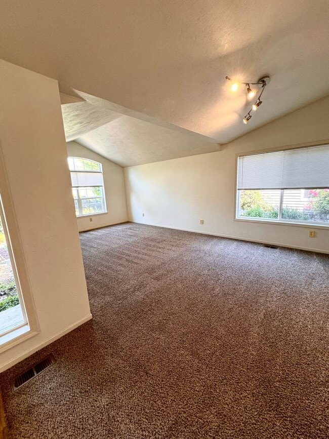 Building Photo - Gorgeous 3 Bed 2 Bath Home Near Shopping and Schools!