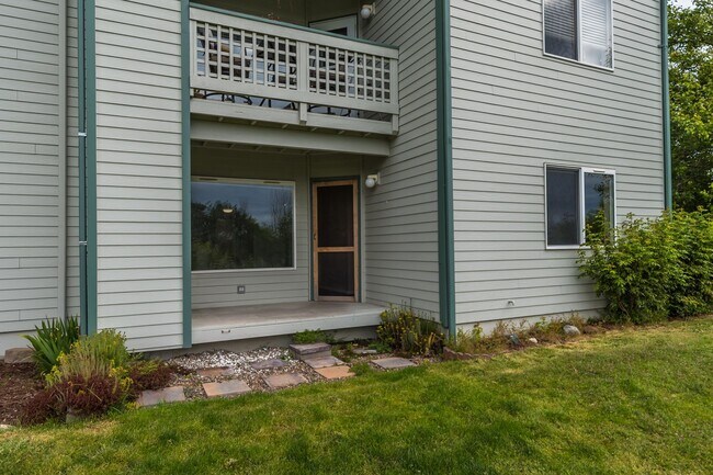 Building Photo - Three bedroom Two bath Condo at Point of V...