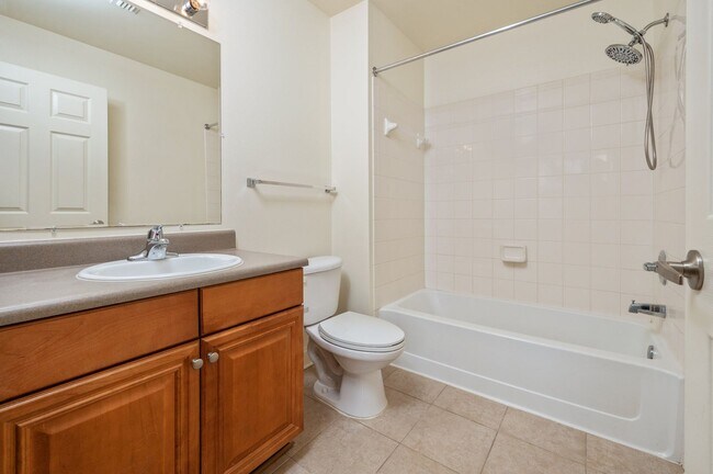 Building Photo - 2 Bedroom Townhouse in Crestview!