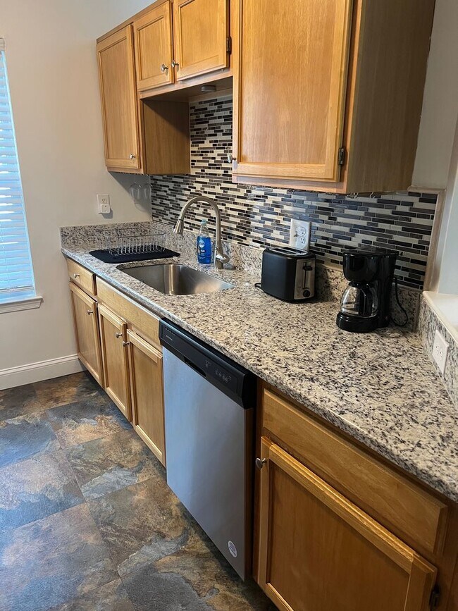 Building Photo - LARGE 3 BEDROOM TOWNHOME