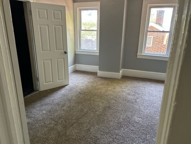 Building Photo - 3 Bedroom 1.5 Bath Home Available for Rent...