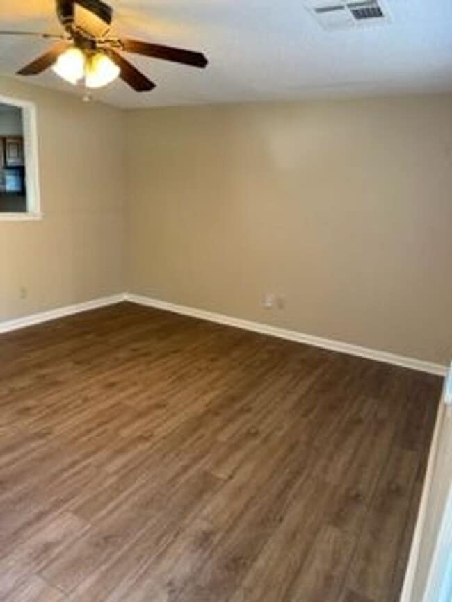 Building Photo - 3 Bed/1.5 Bath Home in Lees Summit!