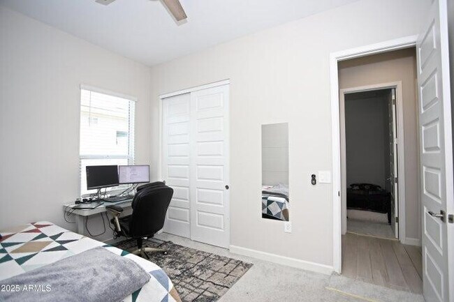 Building Photo - 10549 W Albert Ln