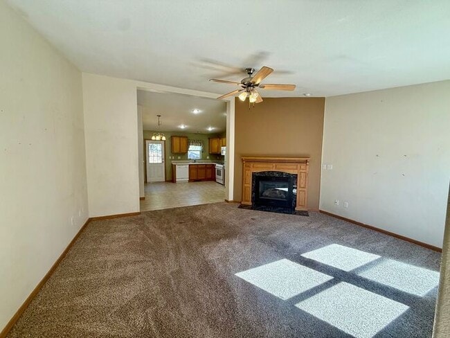 Building Photo - 3 Bed 2 Bath Duplex in Milliken with Overs...