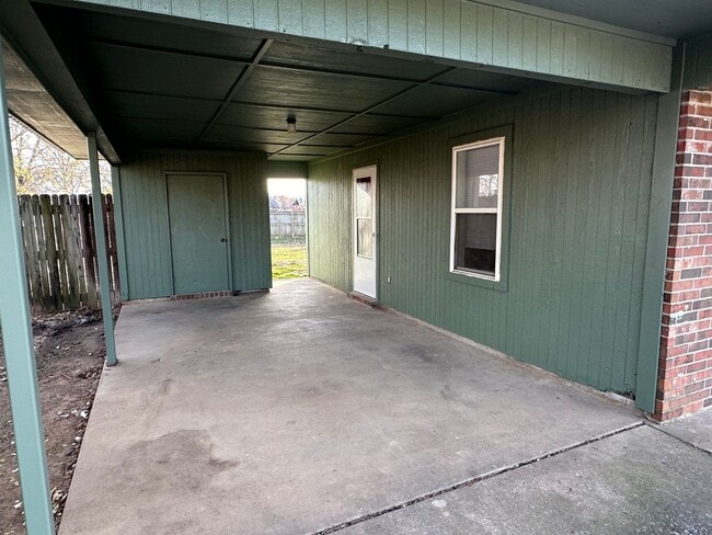 Building Photo - 4 bed 1.5 bath house