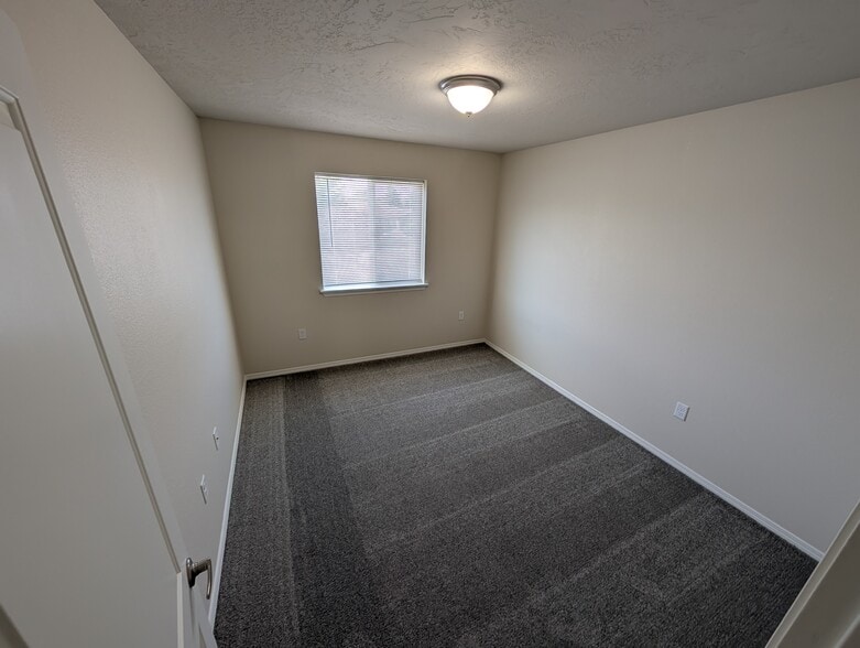 Building Photo - 1352 S Edgewater Cir