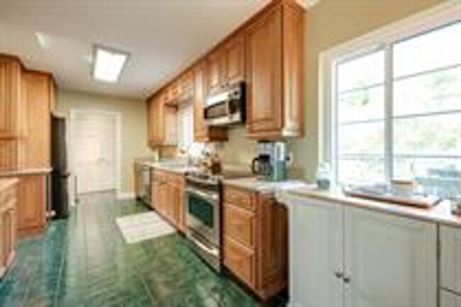 Building Photo - Beautiful Brick Home In A Desirable Location