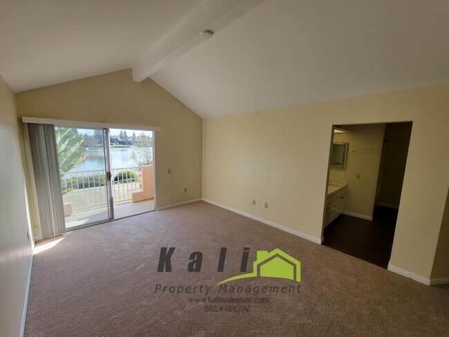 Building Photo - 2096 Northshore Dr