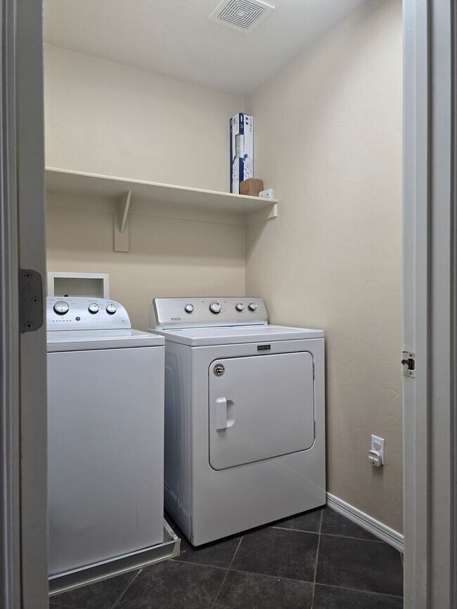 Building Photo - FREE RENT FOR OCTOBER AND $100 VISA GIFT C...