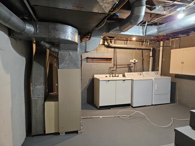 Building Photo - 702 Leland Ct