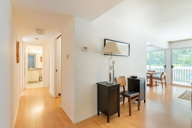Building Photo - 675 Sharon Park Dr