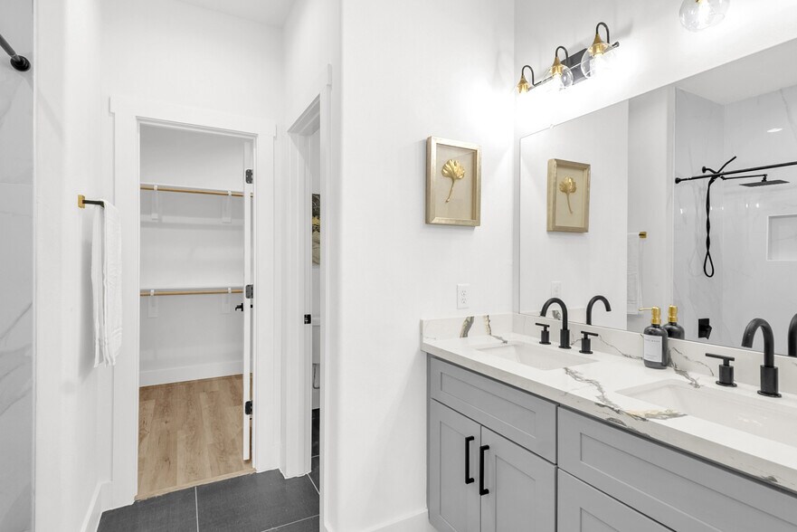 Master Bathroom - 4321 McKinley St