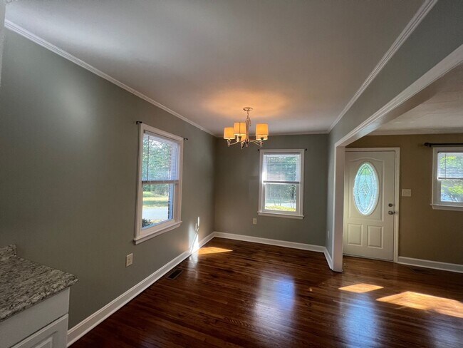 Building Photo - Three bedroom, 1 bath house in Burlington