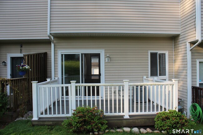 Building Photo - 9 Watch Hill Cir